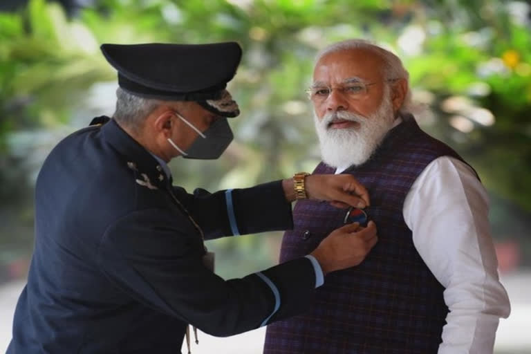 pm modi on armed forces flag day  pm modi pays tribute  tribute to armed forces  സായുധ സേന പതാകദിനത്തിൽ മോദി  സായുധ സേനക്ക് നന്ദി പറഞ്ഞ് പ്രധാനമന്ത്രി  നന്ദി പറഞ്ഞ് പ്രധാനമന്ത്രി