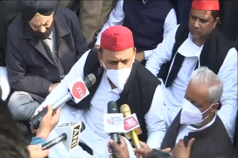 Samajwadi Party (SP) chief Akhilesh Yadav and party workers stage a sit-in protest after their vehicles were stopped by Police