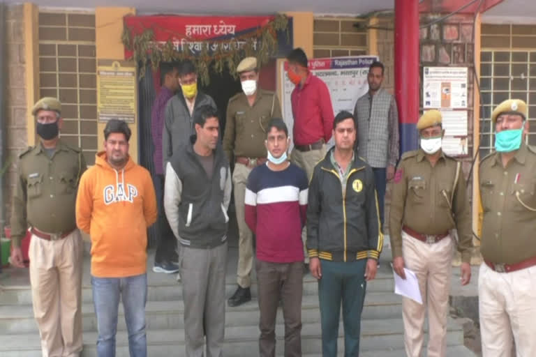 परीक्षा में रुपये लेकर पास करवाने वाले गिरफ्तार, gang arrested for passing exam with money