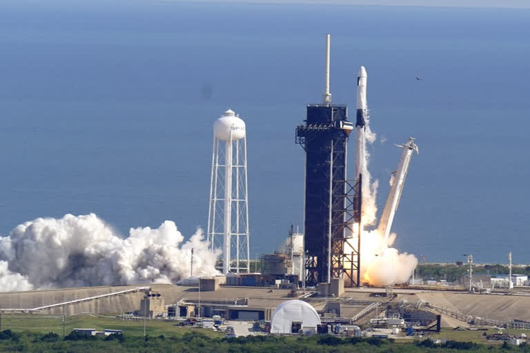 SpaceX launches Space Station supplies