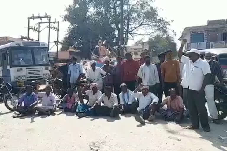 formers protest at kodada khammam national highway