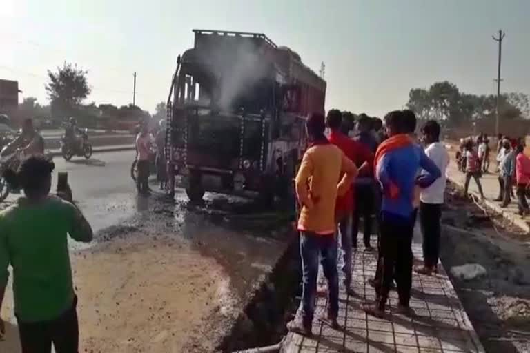 a-truck-caught-fire-in-giridih