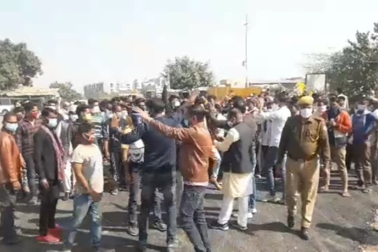 कांग्रेसियों ने थाने का किया घेराव, Congressmen surrounded the police station