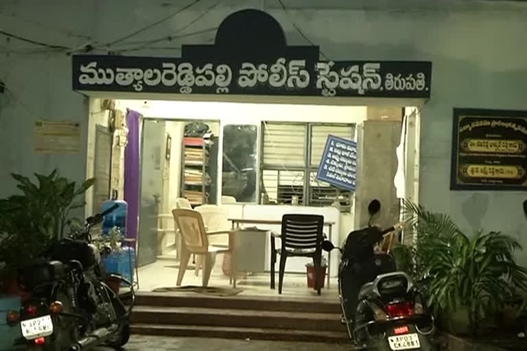 ఎమ్మార్​పల్లి పీఎస్​ ఎస్సైని వీఆర్​కు పంపిస్తూ ఆదేశాలు