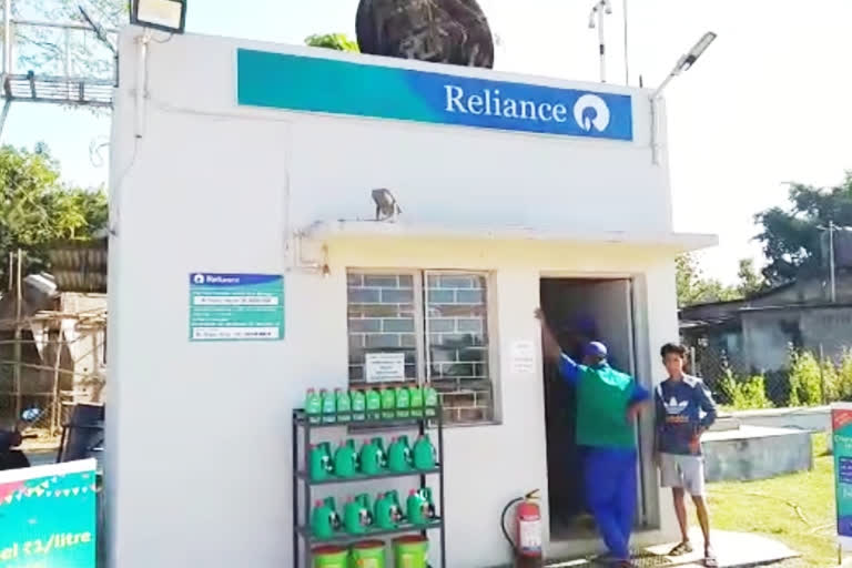 attractive-customer-service-at-hojai-reliance-petrol-pump