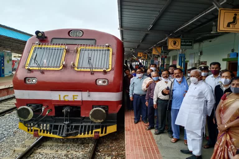 ಲಾಕ್​ಡೌನ್​​ನಿಂದ ಸ್ಥಗಿತಗೊಂಡಿದ್ದ ಪ್ಯಾಸೆಂಜರ್ ರೈಲುಗಳು ಆರಂಭ