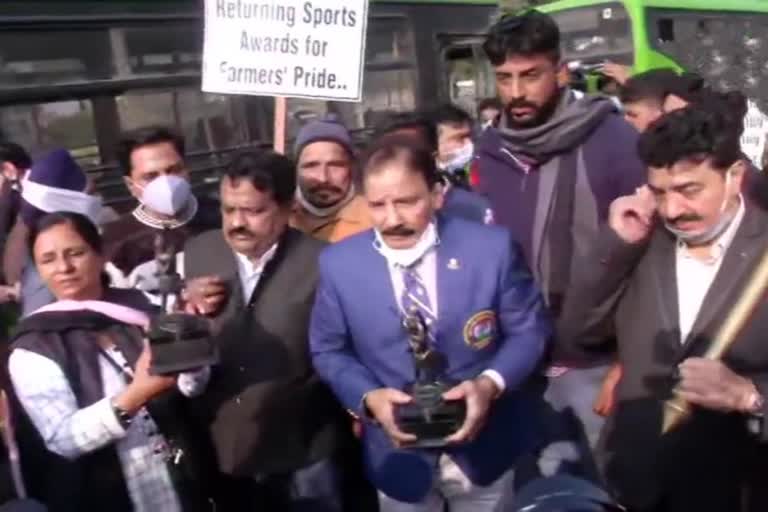 Farmers protest: Athletes march towards Rashtrapati Bhavan to return awards, halted midway