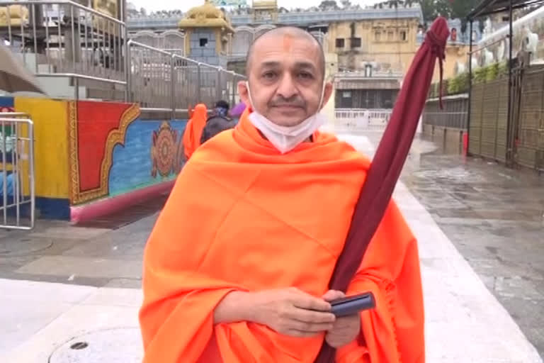 udipi peetadhipathi visits tirumala balaji temple