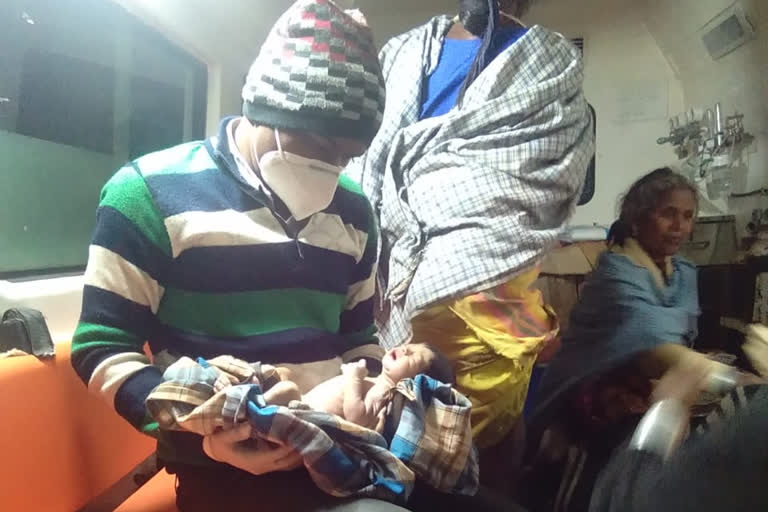 Woman gave birth to child in an ambulance in Pandariya