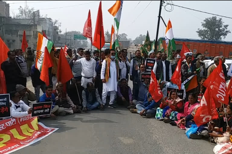 agriculture law supporters blocked nh-31 in koderma