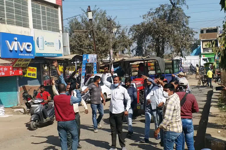 Farmers of Bharat Krishak Samaj protest during bharat band