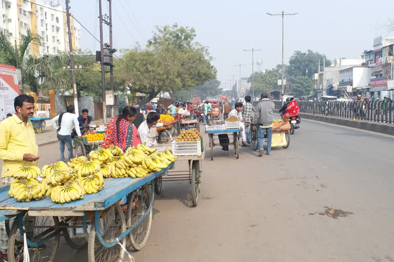 सड़कों पर लग रहे ठेले तो क्यों न हो राहगीरों को दिक्कत