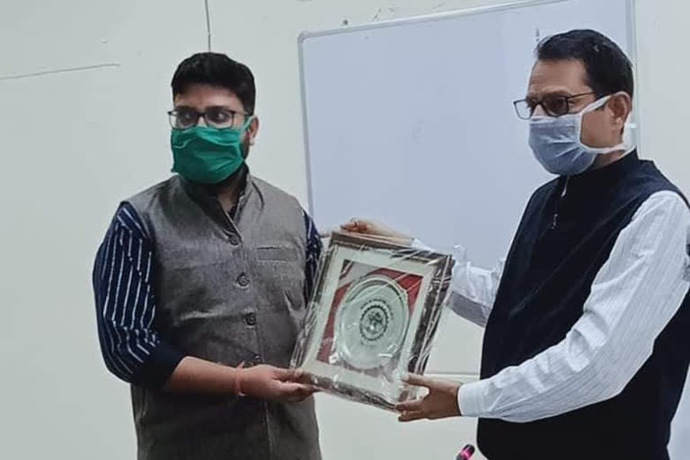 Datia Collector honored District Panchayat CEO Girraj Dubey