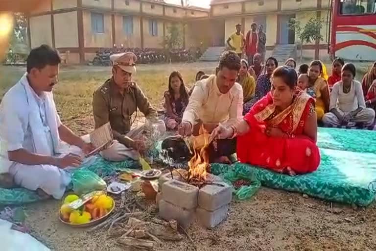 couple marriage in police station