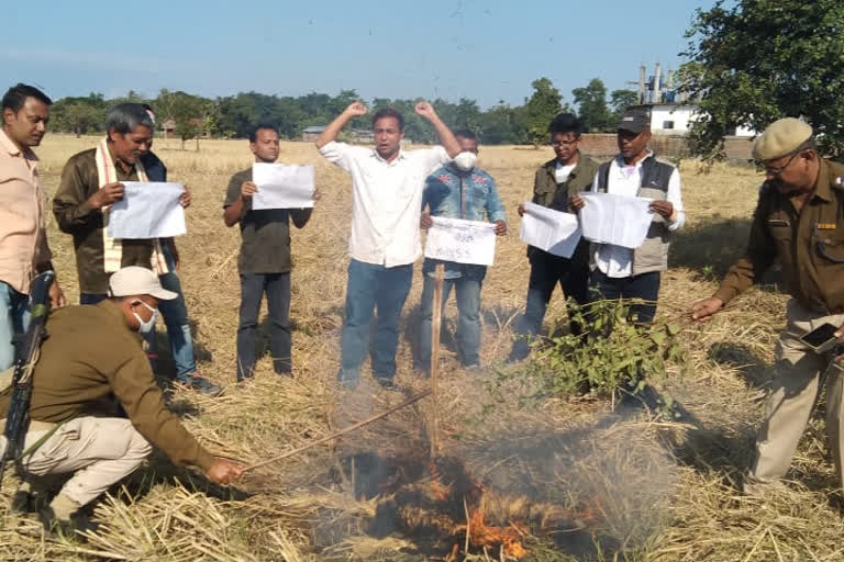 নাৰায়ণপুৰৰ পথাৰত জ্বলিল প্ৰধানমন্ত্ৰী নৰেন্দ্ৰ মোদীৰ প্ৰতিকৃতি