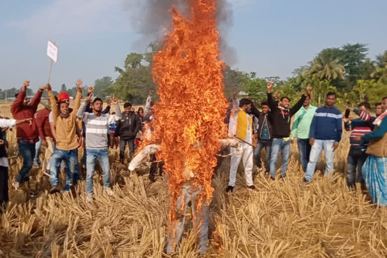 নগাঁৱৰ ভিন্ন স্থানত ভাৰত বন্ধৰ সমৰ্থনত ওলাই আহিল কৃষক সমাজ