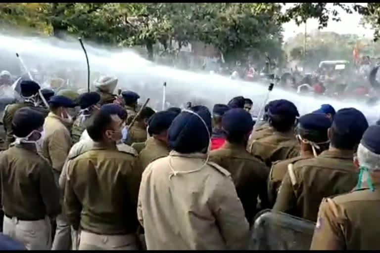 chandigarh-police-lathicharge-and-use-water-canon-on-protestors