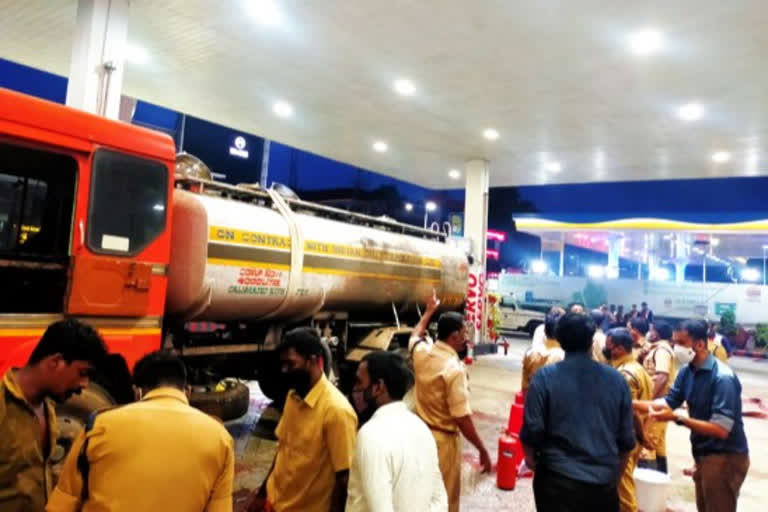 PETROL_LEAK_FROM_TANKER_LORRY_  ഓടിക്കോണ്ടിരുന്ന ടാങ്കർ ലോറിയിൽനിന്ന് ഇന്ധനം ചോർന്നു  അഗ്നിരക്ഷാസേന  ആലപ്പുഴ  ആലപ്പുഴ സൗത്ത് പൊലീസ്