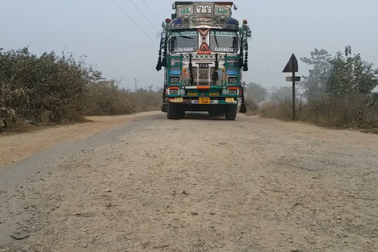 गड्ढों के चलते स्थानीय लोग परेशान.