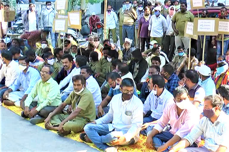 municipal employees protest against attack on officers
