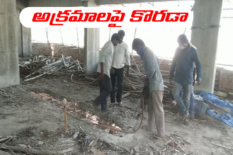 Illeagal constructions demolished  by ghmc enforcement officers in moosapet hyderabad