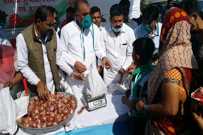 Congress leader Govind Goel celebrated Sonia Gandhi's birthday in Bhopal