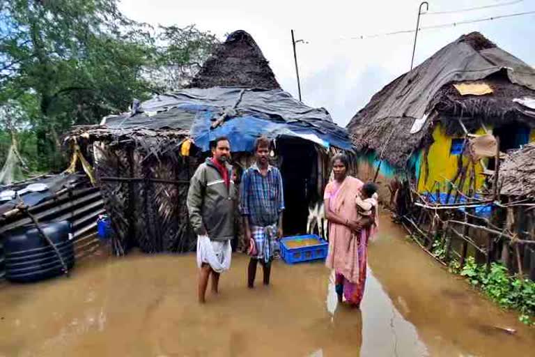 வெள்ளத்தில் சிக்கிய வெள்ளப்பள்ளம் கிராமம்