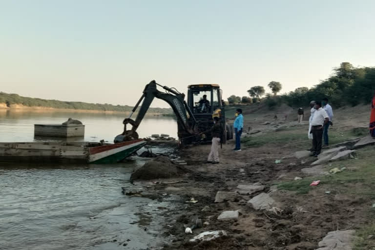 kanwas news, Action on boats for illegal gravel