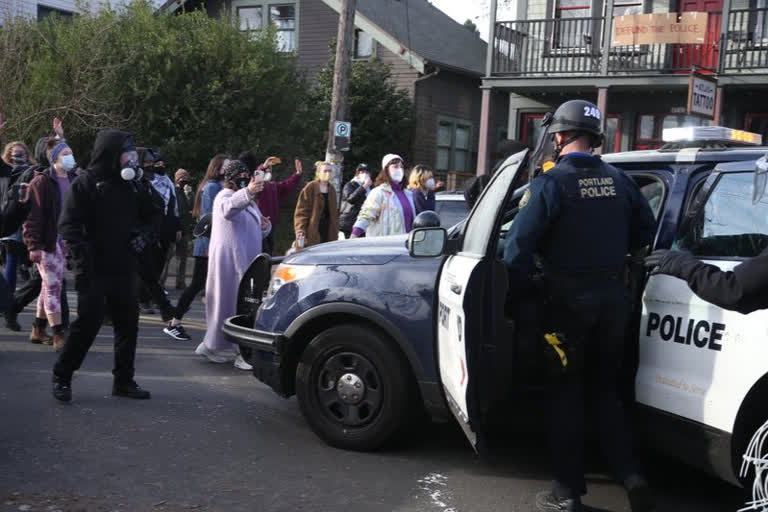 Portland police and protestors clash in broad daylight