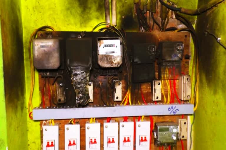 Electrical items burnt due to high voltage in Ambattur  high voltage  Transformer Burnt Accident  உயர் மின் அழுத்தம்  மின்மாற்றி தீப்பிடித்து எரிந்தது  மின்சாதனப் பொருள்கள்