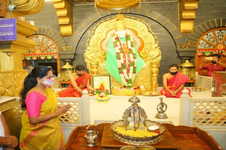 mlc kavitha prayars in dilshuknagar saibaba temple