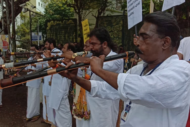 government  state government  Nadhaswara organization  protest  പ്രതിഷേധവുമായി നാദസ്വര സംഘടന  സർക്കാർ കരുണ  നാദസ്വര കലാകാരന്മാർ