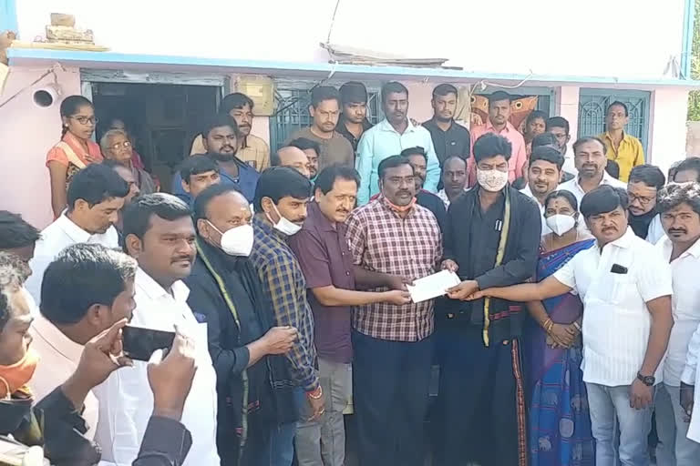 megastar chiranjeevi financial help to fan in mahabubabad