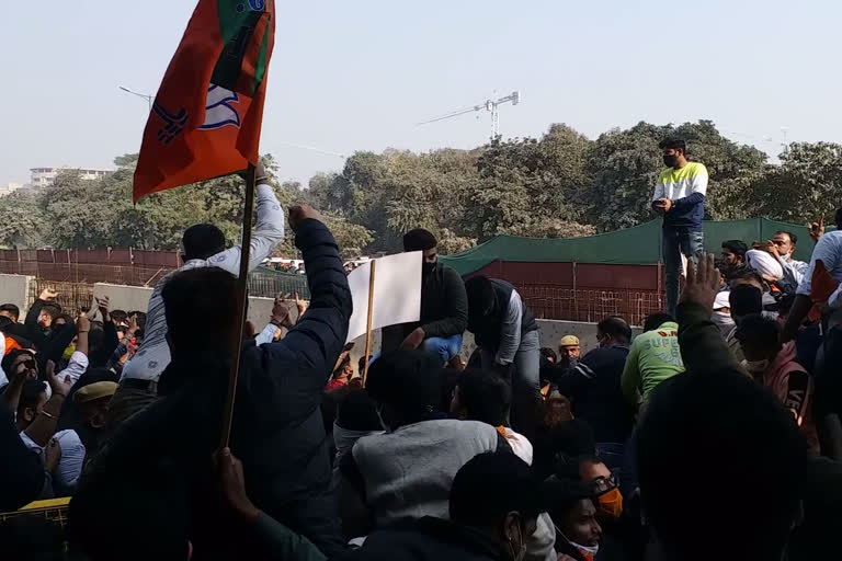 BJP protests at Deputy CM House IN DELHI