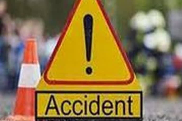 Two killed in road accident in UP  മൂടല്‍ മഞ്ഞ്‌  യുപിയില്‍ ട്രക്ക് സ്‌കൂട്ടറിലിടച്ച് രണ്ട് പേര്‍ മരിച്ചു  യുപി  ട്രക്ക്‌ സ്‌കൂട്ടറിലിടിച്ച് സ്‌കൂട്ടര്‍ യാത്രികര്‍ മരിച്ചു  വാഹനാപകടം  accident