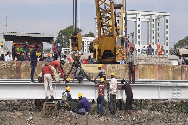 Work on placing guard on new foot over bridge starts