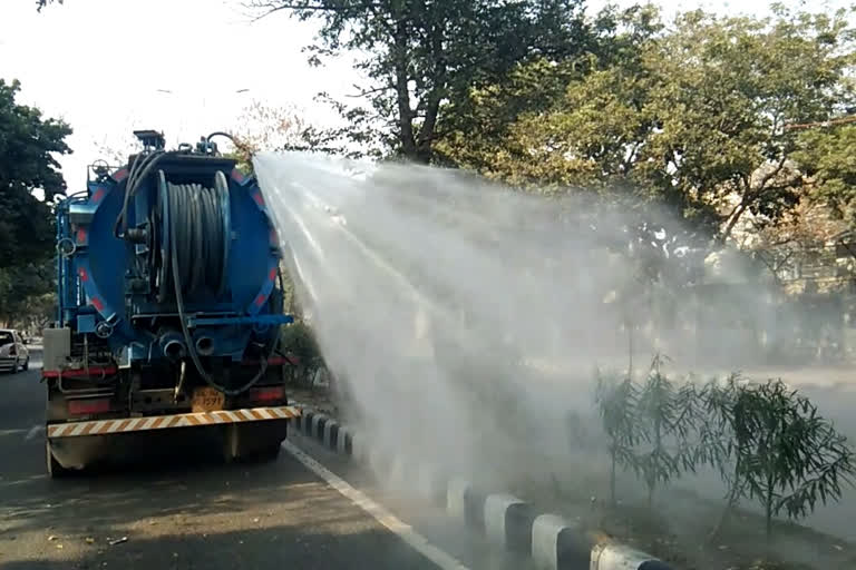 spraying-of-water-in-tree-plants-in-delhi