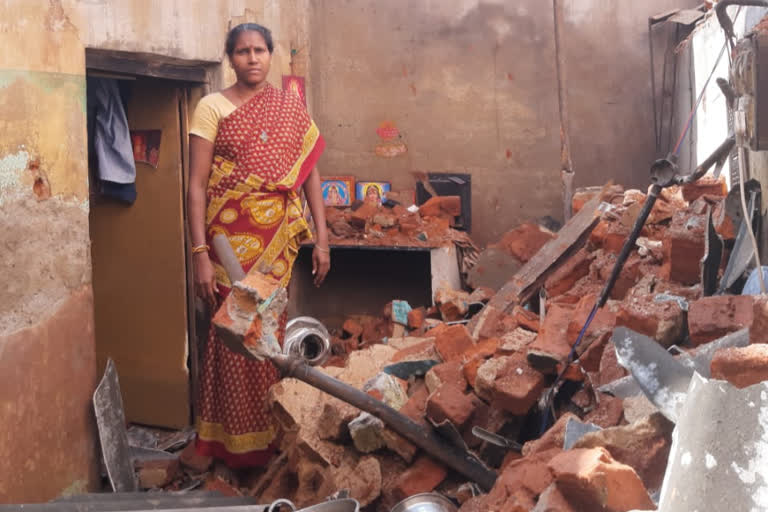 Accident of falling wall of house due to heavy rain; 3 girls who survived!