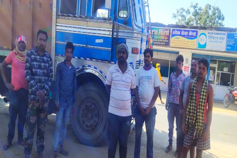 labours-steal-ration-during-government-rice-transport-in-kansabel-of-jashpur