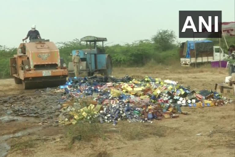 Police destroyed illegal liquor  illegal liquor  illegal liquor worth Rs 88 lakhs  illegal liquor seized  bootleggers  വിദേശ നിർമിത മദ്യം നശിപ്പിച്ചു  അനധികൃത മദ്യം  അനധികൃത പ്പി വിദേശ നിർമിത മദ്യം  ഗാന്ധിനഗർ  ഗുജറാത്ത്