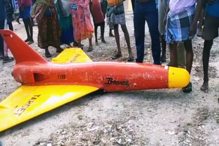 ஆளில்லா குட்டி விமானம்  பழவேற்காடு  Pazhaverkadu  Pulicat  Unmanned aerial vehicle  Unmanned aerial vehicle off the coast again in the orchard  பழவேற்காட்டில் கரை ஒதுங்கிய ஆளில்லா குட்டி விமானம்