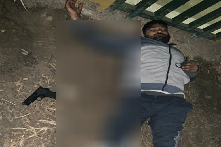 two smugglers shot in noida