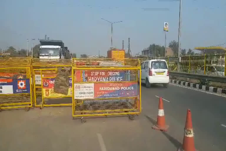 faridabad-police barricading on national highway 19