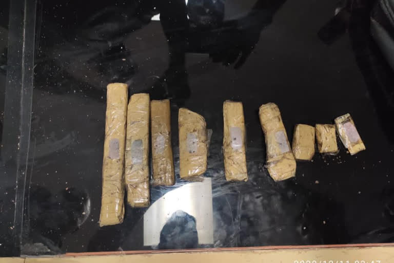 Coast Guard seizes gold in Tamil Nadu  gold seize in Tamil Nadu coast  DRI seizes gold  Tamilnadu  Coast Guard  9.7 kg gold  തമിഴ്നാട് തീരത്ത് വന്‍ സ്വര്‍ണ്ണവേട്ട; ബോട്ടില്‍ നിന്നും 9.7 കിലോഗ്രാം സ്വര്‍ണ്ണം പിടിച്ചെടുത്തു  തമിഴ്നാട് തീരത്ത് വന്‍ സ്വര്‍ണ്ണവേട്ട  ബോട്ടില്‍ നിന്നും 9.7 കിലോഗ്രാം സ്വര്‍ണ്ണം പിടിച്ചെടുത്തു  9.7 കിലോഗ്രാം സ്വര്‍ണ്ണം പിടിച്ചെടുത്തു  തമിഴ്നാട്