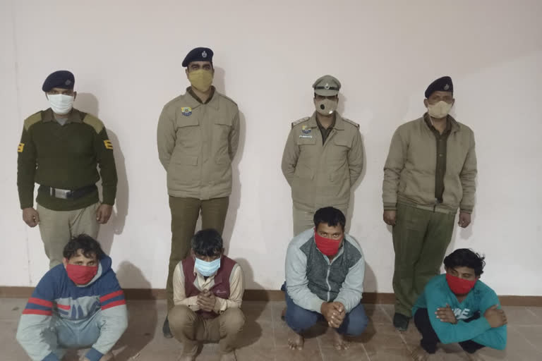 पकड़े गए चोर पुलिस पार्टी के साथ