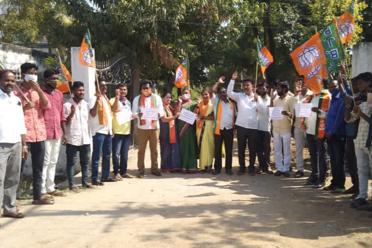 bjp kisan morcha leaders protest in husnabad