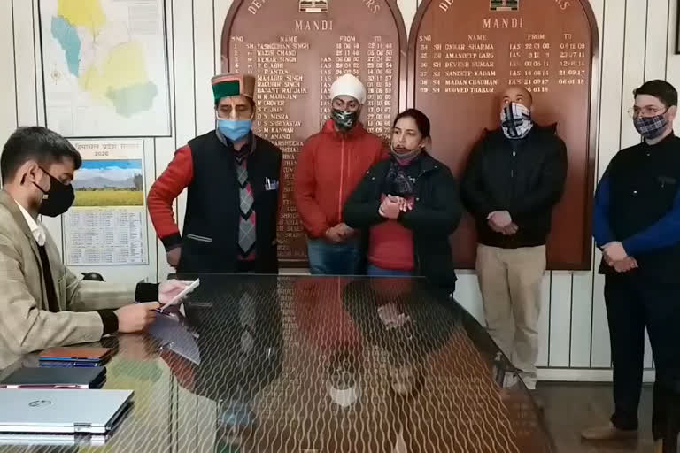 डीसी को ज्ञापन देते हुए