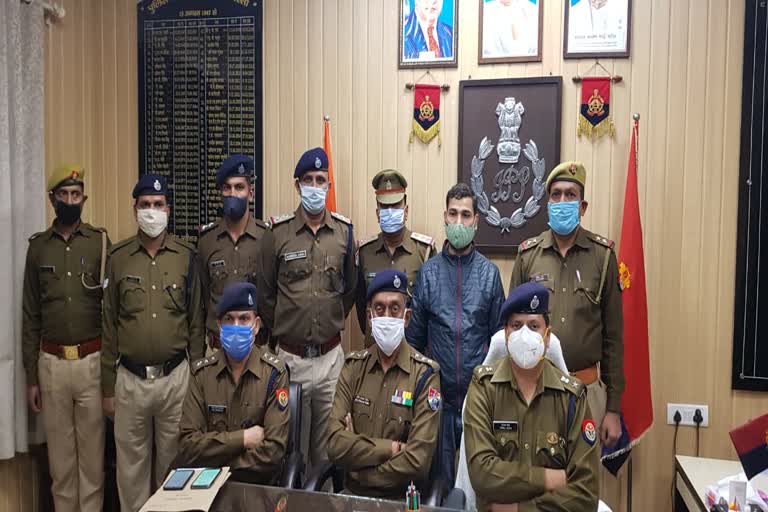 पुलिस की गिरफ्त में आरोपी.