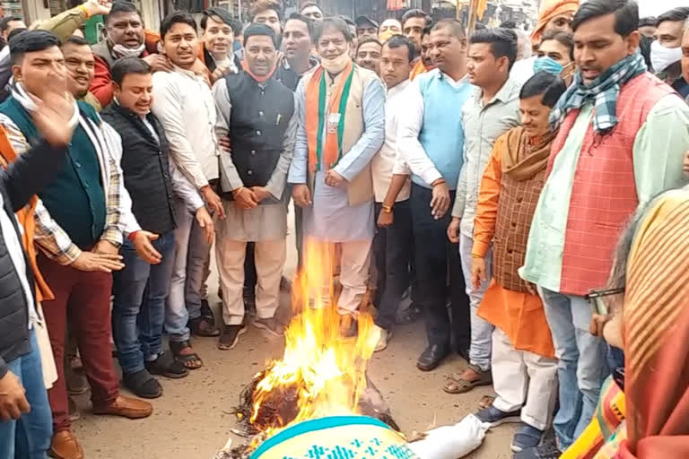 BJP workers burnt effigy of Mamta Banerjee in Morena