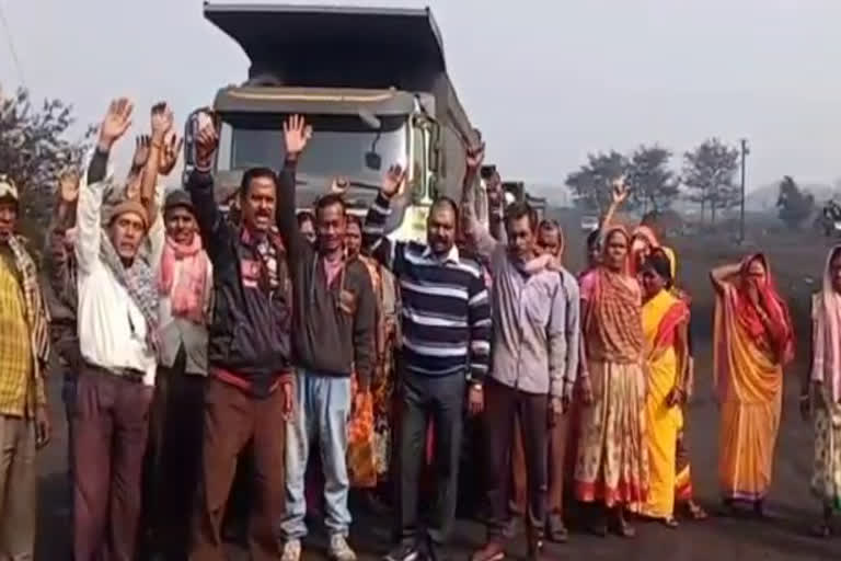 demonstration-of-laborers-demanding-salary-in-dhanbad